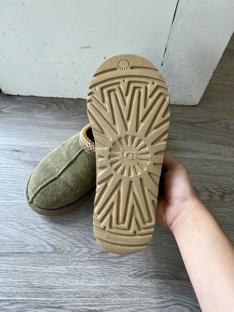 UGG  Size 7 Shoes