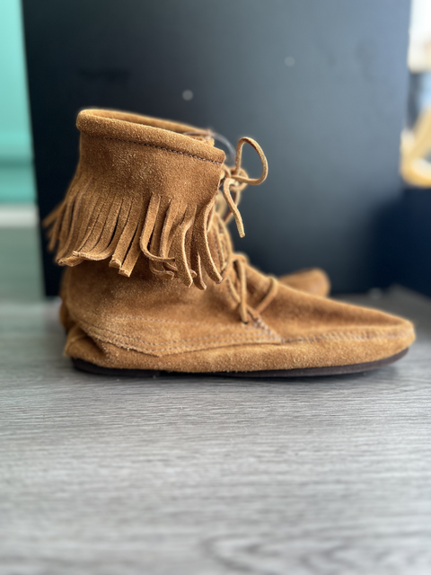 Minnetonka  Size 8.5 Shoes
