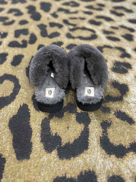 UGG  Size 8 Shoes