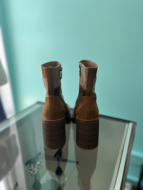 Universal Thread  Size 6 Shoes