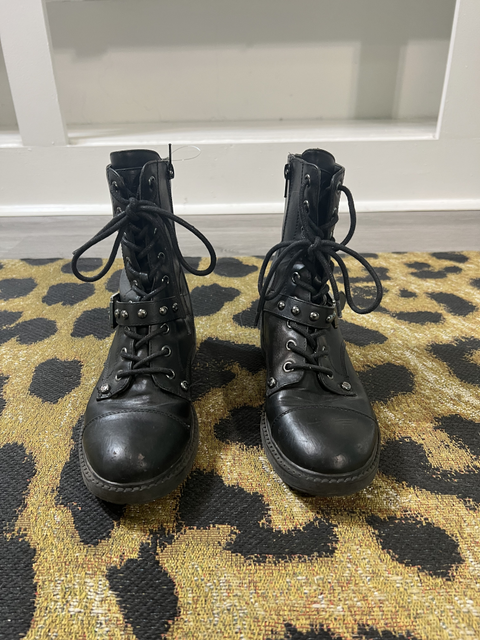 Guess  Size 7 Shoes