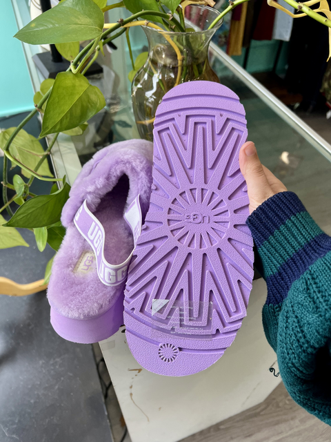 UGG  Size 9 Shoes