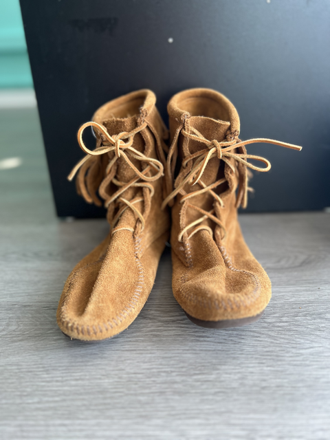 Minnetonka  Size 8.5 Shoes