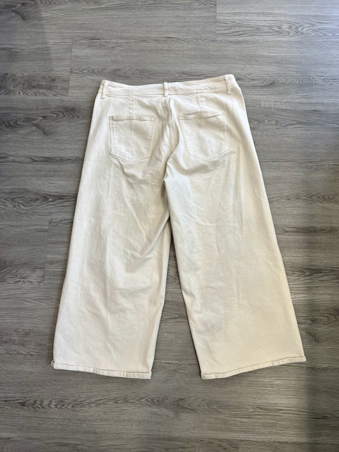 Universal Thread  Size 17 Bottoms