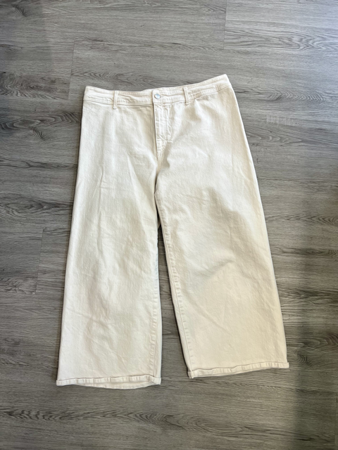 Universal Thread  Size 17 Bottoms