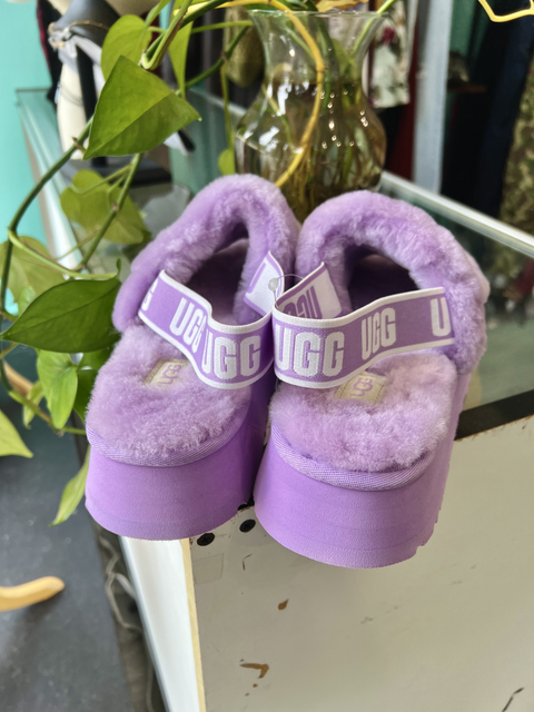 UGG  Size 9 Shoes