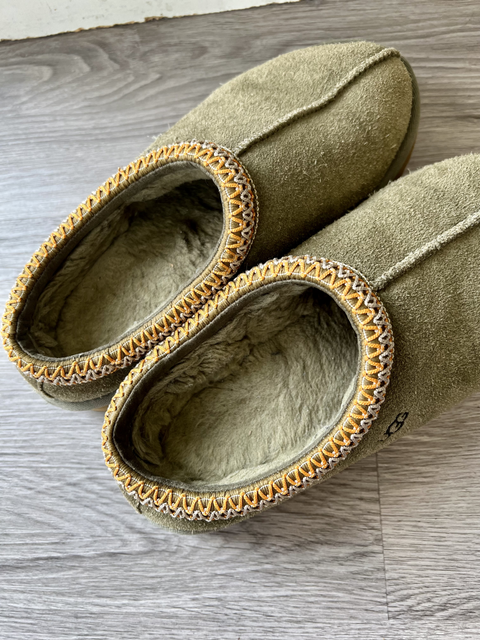UGG  Size 7 Shoes