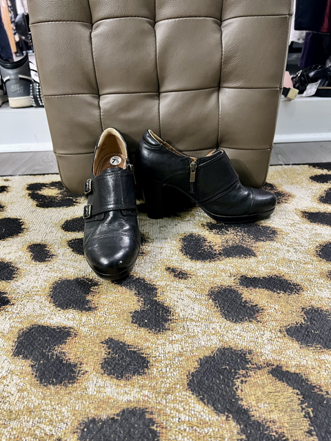 Clarks  Size 7.5 Shoes