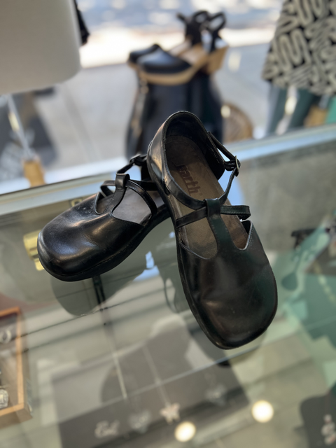 EARTH  Size 6 Shoes